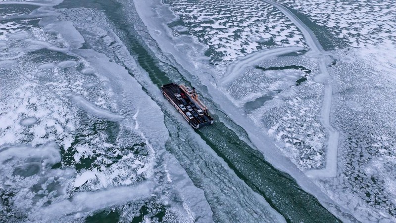 Foto udara menampilkan Danau Balaton yang membeku di dekat Zamardi, Hongaria, Senin (12/1/2026). (REUTERS/Marton Monus)