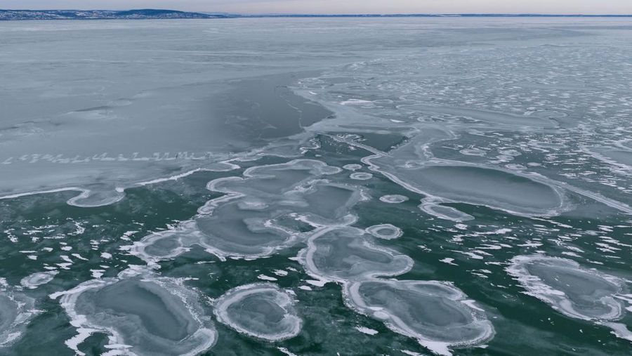 Foto udara menampilkan Danau Balaton yang membeku di dekat Zamardi, Hongaria, Senin (12/1/2026). (REUTERS/Marton Monus)