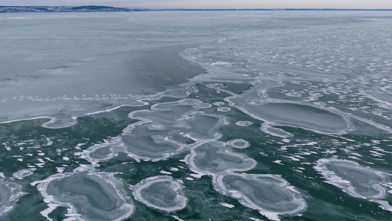 Foto udara menampilkan Danau Balaton yang membeku di dekat Zamardi, Hongaria, Senin (12/1/2026). (REUTERS/Marton Monus)