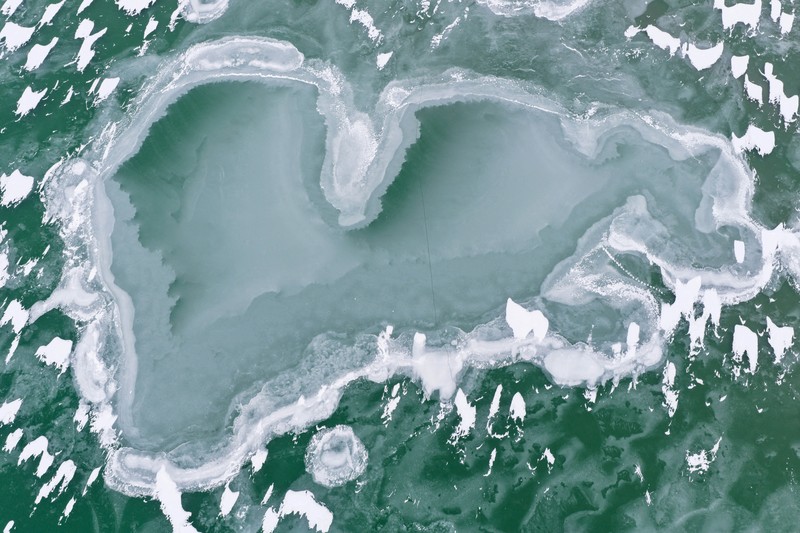 Foto udara menampilkan Danau Balaton yang membeku di dekat Zamardi, Hongaria, Senin (12/1/2026). (REUTERS/Marton Monus)