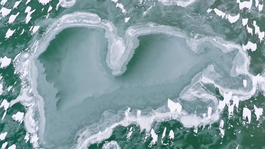 Foto udara menampilkan Danau Balaton yang membeku di dekat Zamardi, Hongaria, Senin (12/1/2026). (REUTERS/Marton Monus)