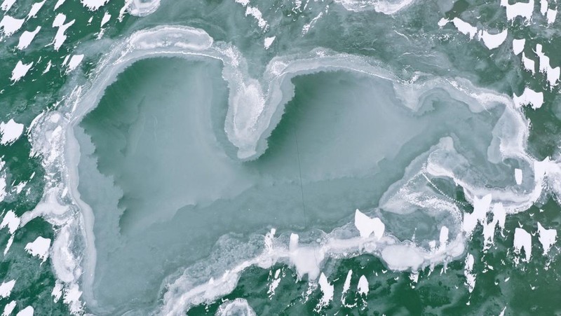 Foto udara menampilkan Danau Balaton yang membeku di dekat Zamardi, Hongaria, Senin (12/1/2026). (REUTERS/Marton Monus)