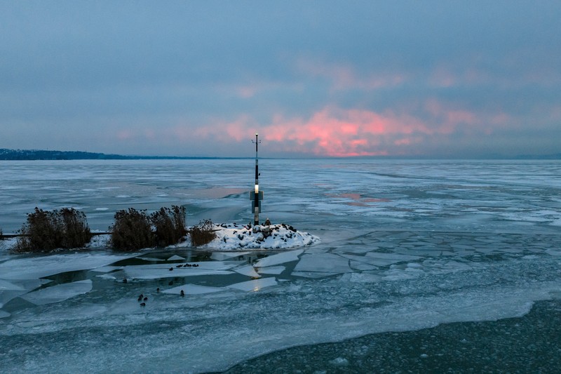 Foto udara menampilkan Danau Balaton yang membeku di dekat Zamardi, Hongaria, Senin (12/1/2026). (REUTERS/Marton Monus)
