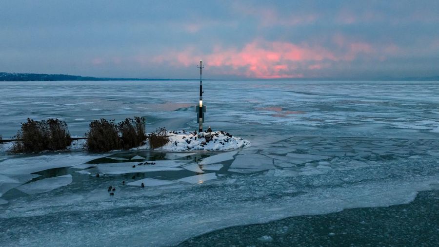 Foto udara menampilkan Danau Balaton yang membeku di dekat Zamardi, Hongaria, Senin (12/1/2026). (REUTERS/Marton Monus)