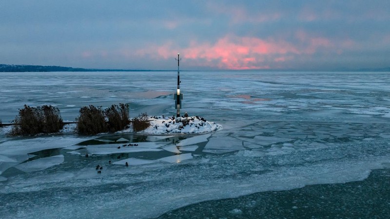 Foto udara menampilkan Danau Balaton yang membeku di dekat Zamardi, Hongaria, Senin (12/1/2026). (REUTERS/Marton Monus)