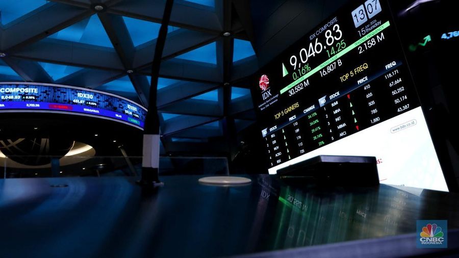 Layar menampilkan pergerakan Indeks Harga Saham Gabungan (IHSG) di Kantor Bursa Efek Indonesia (BEI), Jakarta, Kamis (15/1/2026). (CNBC Indonesia/Tri Susilo)