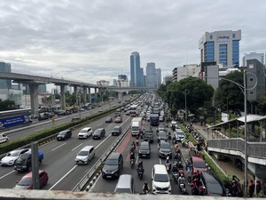 Massa Demo Buruh Bubar dari Depan Kemnaker, Jalan Gatsu Arah Cawang Padat