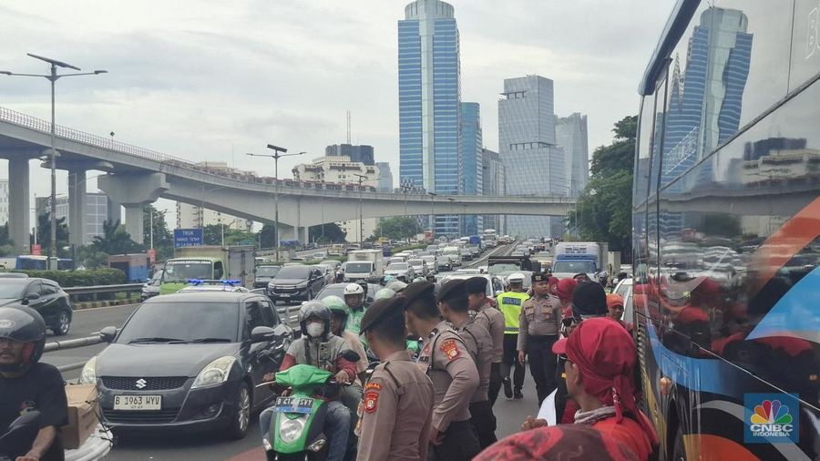 Para buruh tiba di depan kantor Kementerian Ketenagakerjaan (Kemnaker) dari DPR RI untuk melanjutkan aksi demo, Kamis (15/1/2026). (CNBC Indonesia/Chandra Dwi Pranata)