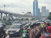Lalin Gatot Subroto Macet! Buruh Tiba di Depan Kemnaker Lanjutkan Demo