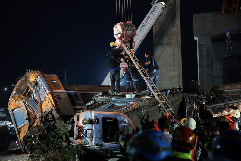 Petugas penyelamat mengangkat puing-puing di lokasi kecelakaan kereta api ketika sebuah derek konstruksi roboh dan menimpa gerbong-gerbongnya, menyebabkan beberapa korban jiwa, di distrik Sikhio, provinsi Nakhon Ratchasima, Thailand, 14 Januari 2026. (REUTERS/Chalinee Thirasupa)