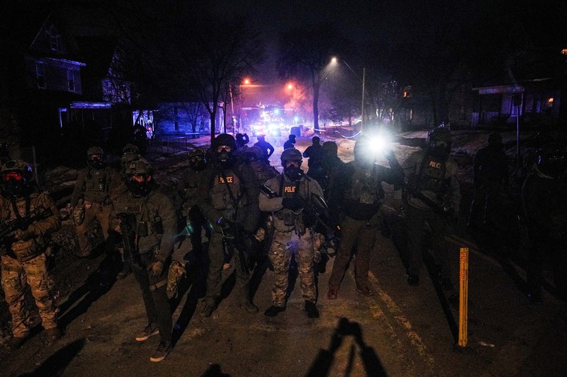 Para pengunjuk rasa berhadapan dan bentrok dengan pihak berwenang di Minneapolis utara dekat lokasi seorang pria ditembak di kaki pada Rabu (14/2/2026). (REUTERS/Ryan Murphy)