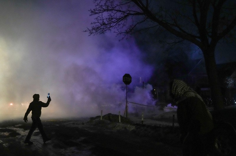 Para pengunjuk rasa berhadapan dan bentrok dengan pihak berwenang di Minneapolis utara dekat lokasi seorang pria ditembak di kaki pada Rabu (14/2/2026). (REUTERS/Ryan Murphy)