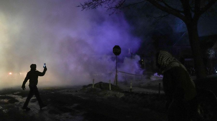 Para pengunjuk rasa berhadapan dan bentrok dengan pihak berwenang di Minneapolis utara dekat lokasi seorang pria ditembak di kaki pada Rabu (14/2/2026). (REUTERS/Ryan Murphy)