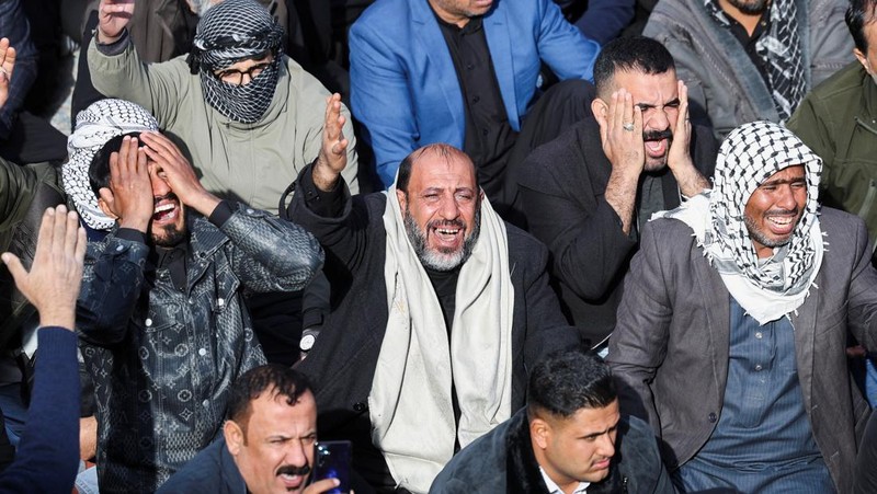 Peziarah Syiah berdoa di kuil Imam Moussa al-Kadhim untuk memperingati kematiannya di distrik Kadhimiya, Bagdad, Irak, 14 Januari 2026. (REUTERS/Ahmed Saad)