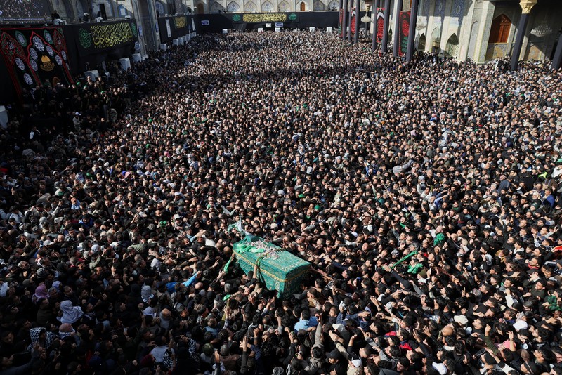 Peziarah Syiah berdoa di kuil Imam Moussa al-Kadhim untuk memperingati kematiannya di distrik Kadhimiya, Bagdad, Irak, 14 Januari 2026. (REUTERS/Ahmed Saad)
