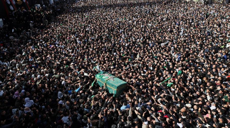 Peziarah Syiah berdoa di kuil Imam Moussa al-Kadhim untuk memperingati kematiannya di distrik Kadhimiya, Bagdad, Irak, 14 Januari 2026. (REUTERS/Ahmed Saad)