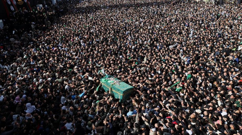 Peziarah Syiah berdoa di kuil Imam Moussa al-Kadhim untuk memperingati kematiannya di distrik Kadhimiya, Bagdad, Irak, 14 Januari 2026. (REUTERS/Ahmed Saad)