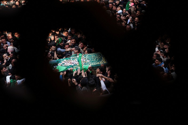 Peziarah Syiah berdoa di kuil Imam Moussa al-Kadhim untuk memperingati kematiannya di distrik Kadhimiya, Bagdad, Irak, 14 Januari 2026. (REUTERS/Ahmed Saad)