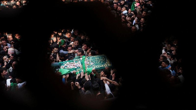 Peziarah Syiah berdoa di kuil Imam Moussa al-Kadhim untuk memperingati kematiannya di distrik Kadhimiya, Bagdad, Irak, 14 Januari 2026. (REUTERS/Ahmed Saad)