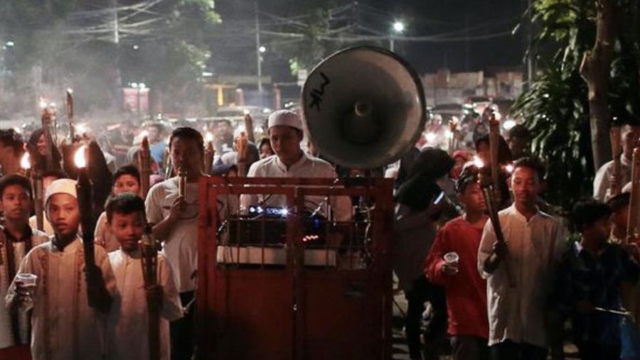Pawai obor keliling tradisi Isra Miraj. (CNN Indonesia)