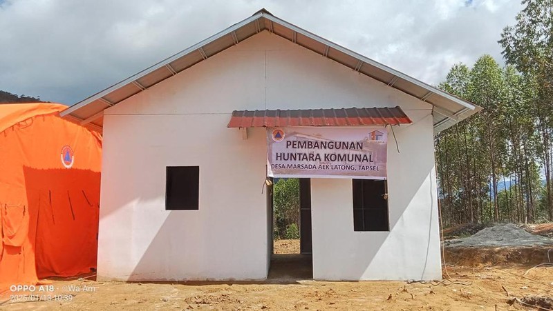 Pembangunan hunian sementara (huntara) di Desa Simarpinggan, Kecamatan Angkola Selatan, Kabupaten Tapanuli Selatan, Provinsi Sumatra Utara. (Dok. BNPB)