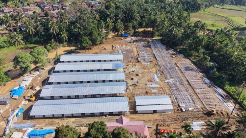 Pembangunan hunian sementara (huntara) di Desa Simarpinggan, Kecamatan Angkola Selatan, Kabupaten Tapanuli Selatan, Provinsi Sumatra Utara. (Dok. BNPB)