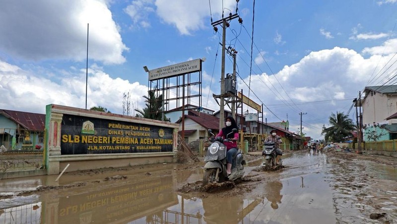 Pembangunan hunian sementara (huntara) di Desa Simarpinggan, Kecamatan Angkola Selatan, Kabupaten Tapanuli Selatan, Provinsi Sumatra Utara. (Dok. BNPB)