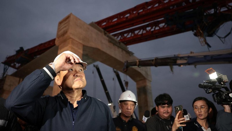 Petugas penyelamat mengangkat puing-puing di lokasi kecelakaan kereta api ketika sebuah derek konstruksi roboh dan menimpa gerbong-gerbongnya, menyebabkan beberapa korban jiwa, di distrik Sikhio, provinsi Nakhon Ratchasima, Thailand, 14 Januari 2026. (REUTERS/Chalinee Thirasupa)