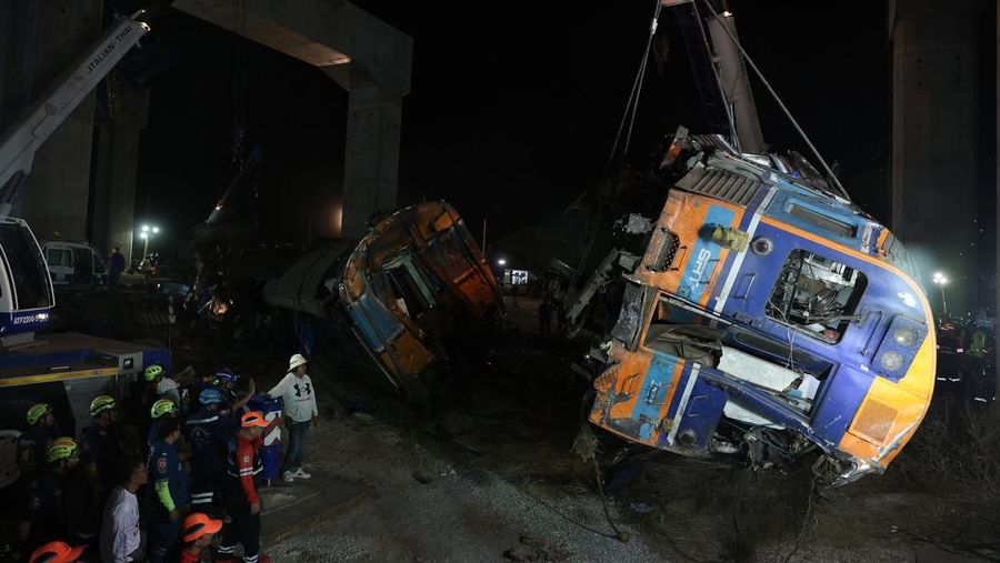 Petugas penyelamat mengangkat puing-puing di lokasi kecelakaan kereta api ketika sebuah derek konstruksi roboh dan menimpa gerbong-gerbongnya, menyebabkan beberapa korban jiwa, di distrik Sikhio, provinsi Nakhon Ratchasima, Thailand, 14 Januari 2026. (REUTERS/Chalinee Thirasupa)