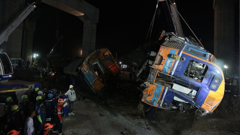 Petugas penyelamat mengangkat puing-puing di lokasi kecelakaan kereta api ketika sebuah derek konstruksi roboh dan menimpa gerbong-gerbongnya, menyebabkan beberapa korban jiwa, di distrik Sikhio, provinsi Nakhon Ratchasima, Thailand, 14 Januari 2026. (REUTERS/Chalinee Thirasupa)