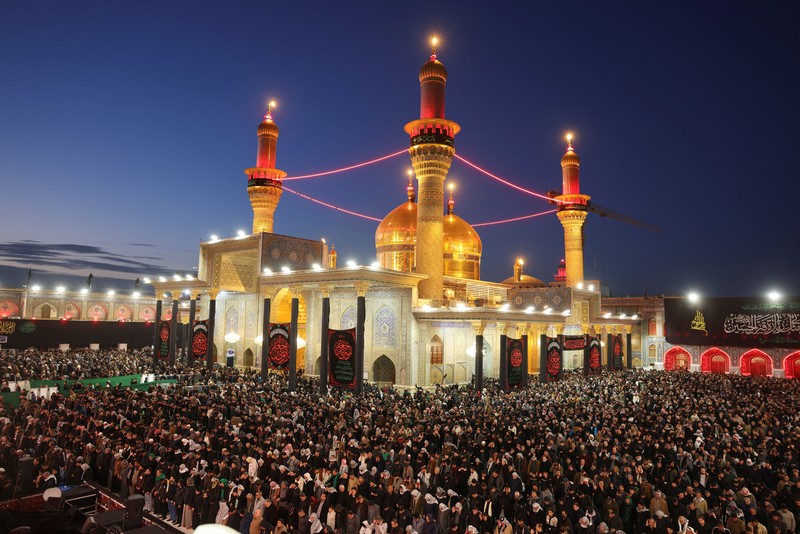 Peziarah Syiah berdoa di kuil Imam Moussa al-Kadhim untuk memperingati kematiannya di distrik Kadhimiya, Bagdad, Irak, 14 Januari 2026. (REUTERS/Ahmed Saad)