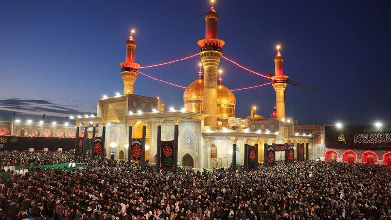 Peziarah Syiah berdoa di kuil Imam Moussa al-Kadhim untuk memperingati kematiannya di distrik Kadhimiya, Bagdad, Irak, 14 Januari 2026. (REUTERS/Ahmed Saad)