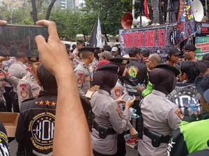 Pelayanan Humanis Polwan Polda Metro ke Massa Aksi Ojol Nasional