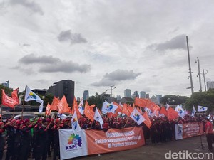 Buruh Geruduk DPR, Minta Upah Minimum Jakarta & Jabar Naik!