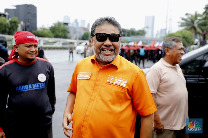 Sejumlah elemen buruh mulai memadati area depan DPR/MPR menjelang demonstrasi yang menuntut UMP dan pengesahan RUU Ketenagakerjaan di Jakarta, Kamis (15/1/2026). (CNBC Indonesia/Tri Susilo)