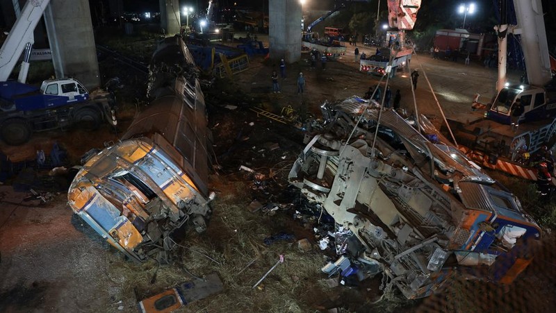 Petugas penyelamat mengangkat puing-puing di lokasi kecelakaan kereta api ketika sebuah derek konstruksi roboh dan menimpa gerbong-gerbongnya, menyebabkan beberapa korban jiwa, di distrik Sikhio, provinsi Nakhon Ratchasima, Thailand, 14 Januari 2026. (REUTERS/Chalinee Thirasupa)