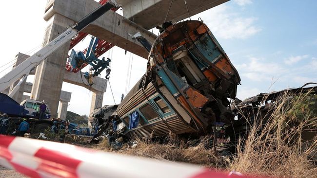 Evakuasi Bangkai Kereta Dimulai Usai Tertimpa Crane "Maut" Raksasa