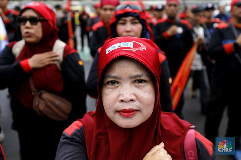 Sejumlah elemen buruh mulai memadati area depan DPR/MPR menjelang demonstrasi yang menuntut UMP dan pengesahan RUU Ketenagakerjaan di Jakarta, Kamis (15/1/2026). (CNBC Indonesia/Tri Susilo)