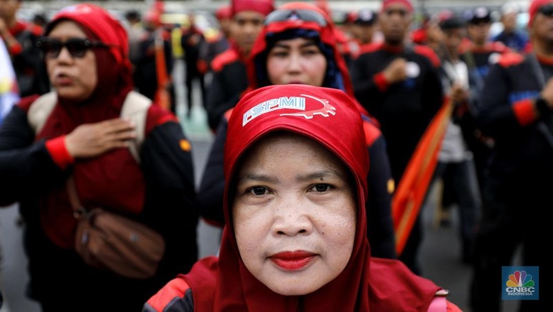 Sejumlah elemen buruh mulai memadati area depan DPR/MPR menjelang demonstrasi yang menuntut UMP dan pengesahan RUU Ketenagakerjaan di Jakarta, Kamis (15/1/2026). (CNBC Indonesia/Tri Susilo)