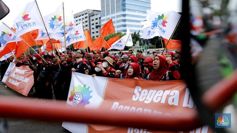 Sejumlah elemen buruh mulai memadati area depan DPR/MPR menjelang demonstrasi yang menuntut UMP dan pengesahan RUU Ketenagakerjaan di Jakarta, Kamis (15/1/2026). (CNBC Indonesia/Tri Susilo)