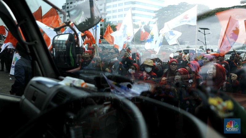 Sejumlah elemen buruh mulai memadati area depan DPR/MPR menjelang demonstrasi yang menuntut UMP dan pengesahan RUU Ketenagakerjaan di Jakarta, Kamis (15/1/2026). (CNBC Indonesia/Tri Susilo)