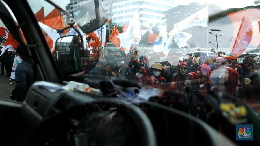 Sejumlah elemen buruh mulai memadati area depan DPR/MPR menjelang demonstrasi yang menuntut UMP dan pengesahan RUU Ketenagakerjaan di Jakarta, Kamis (15/1/2026). (CNBC Indonesia/Tri Susilo)