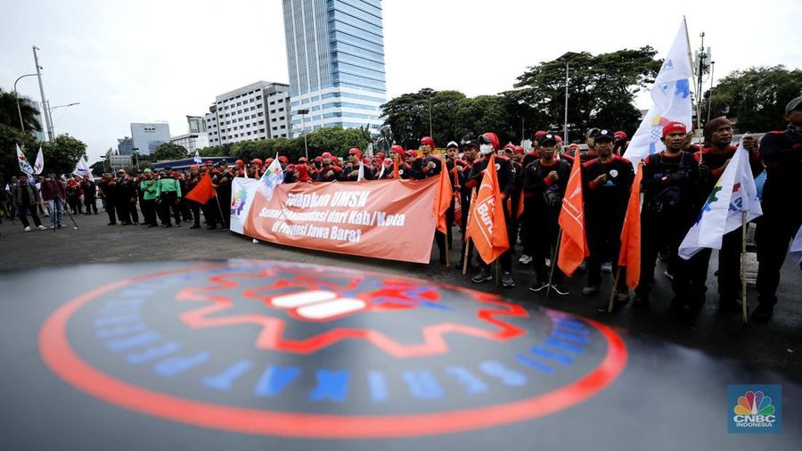 Sejumlah elemen buruh mulai memadati area depan DPR/MPR menjelang demonstrasi yang menuntut UMP dan pengesahan RUU Ketenagakerjaan di Jakarta, Kamis (15/1/2026). (CNBC Indonesia/Tri Susilo)