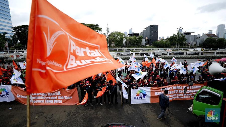 Sejumlah elemen buruh mulai memadati area depan DPR/MPR menjelang demonstrasi yang menuntut UMP dan pengesahan RUU Ketenagakerjaan di Jakarta, Kamis (15/1/2026). (CNBC Indonesia/Tri Susilo)