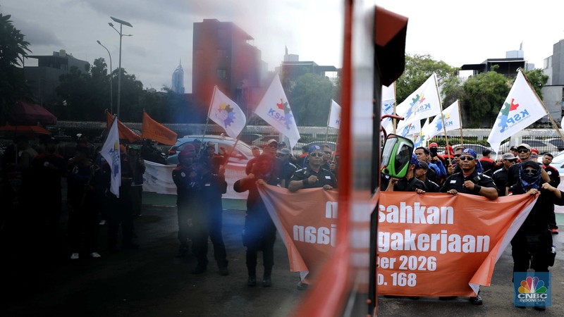 Sejumlah elemen buruh mulai memadati area depan DPR/MPR menjelang demonstrasi yang menuntut UMP dan pengesahan RUU Ketenagakerjaan di Jakarta, Kamis (15/1/2026). (CNBC Indonesia/Tri Susilo)