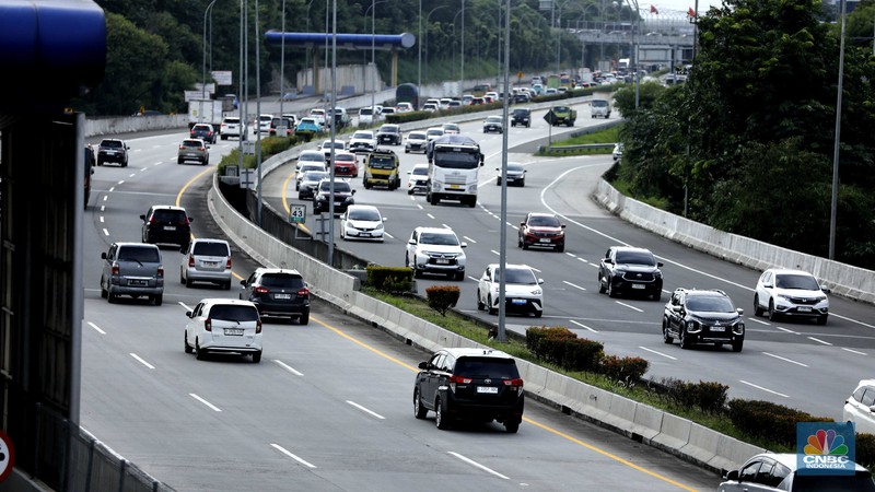 Sejumlah kendaraan yang didominasi kendaraan pribadi melintasi Jalan Tol Cijago (Cinere&ndash;Jagorawi), Depok, Jawa Barat, pada Kamis (15/1/2026). (CNBC Indonesia/Tri Susilo)