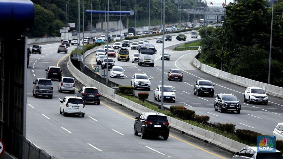 Sejumlah kendaraan yang didominasi kendaraan pribadi melintasi Jalan Tol Cijago (Cinere&ndash;Jagorawi), Depok, Jawa Barat, pada Kamis (15/1/2026). (CNBC Indonesia/Tri Susilo)