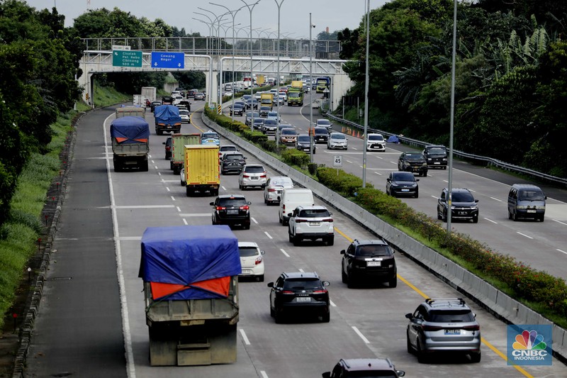 Sejumlah kendaraan yang didominasi kendaraan pribadi melintasi Jalan Tol Cijago (Cinere&ndash;Jagorawi), Depok, Jawa Barat, pada Kamis (15/1/2026). (CNBC Indonesia/Tri Susilo)