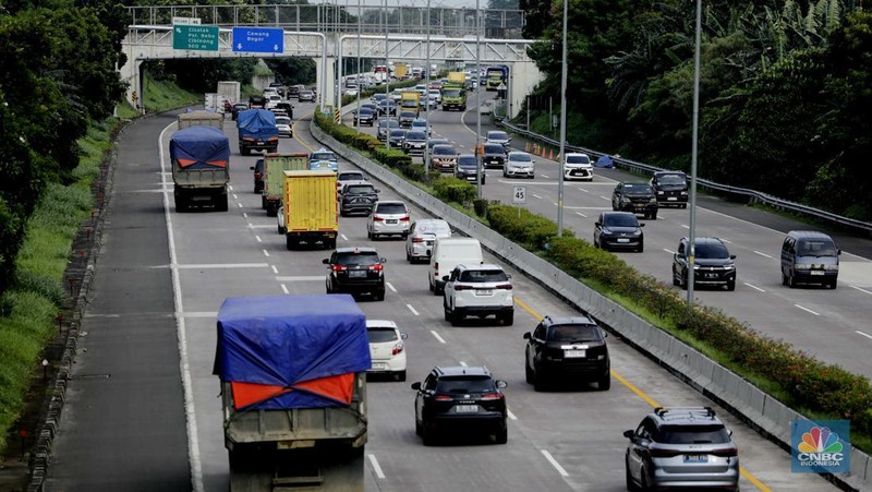 Sejumlah kendaraan yang didominasi kendaraan pribadi melintasi Jalan Tol Cijago (Cinere&ndash;Jagorawi), Depok, Jawa Barat, pada Kamis (15/1/2026). (CNBC Indonesia/Tri Susilo)