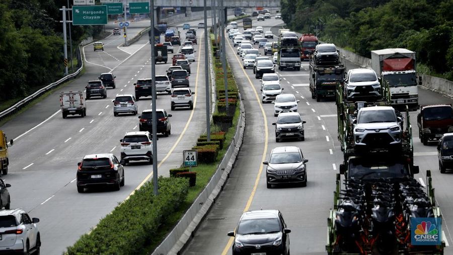 Sejumlah kendaraan yang didominasi kendaraan pribadi melintasi Jalan Tol Cijago (CinereJagorawi), Depok, Jawa Barat, pada Kamis (15/1/2026). (CNBC Indonesia/Tri Susilo)